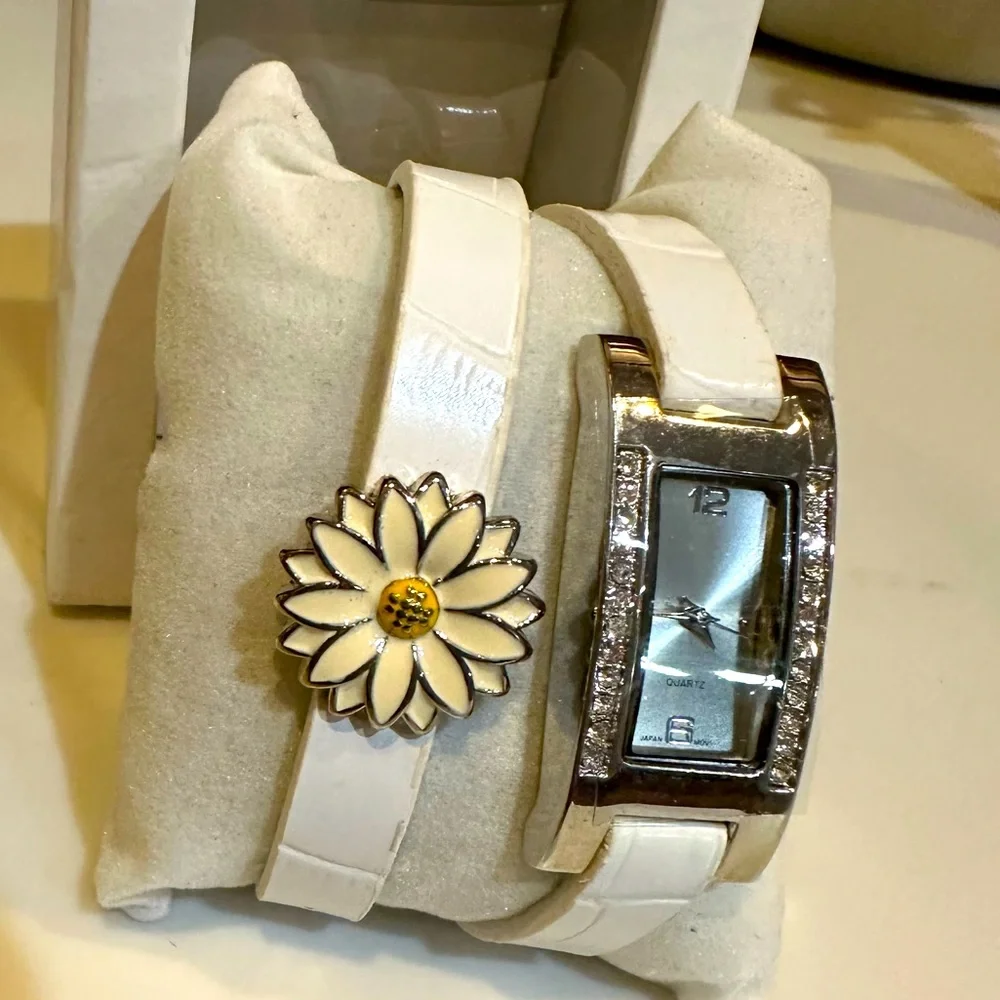 VTG WHITE DAISY WATCH SET LEATHER BAND SLIDER QUARTZ JAPAN SINGAPORE MOVT EASTER